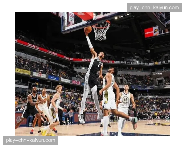 特写：文班亚马连续三次封盖，马刺在比赛最后五分钟将对手进攻效率限制在70以下