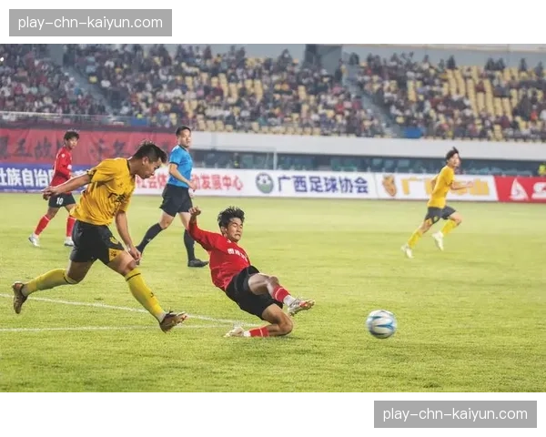 特写：看台上，一位小球迷为球队的每一次拼抢鼓掌